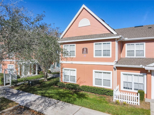 view of front of house featuring a front lawn