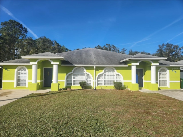 view of front of property featuring a front lawn