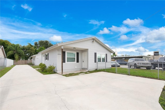 view of front of home featuring a front lawn