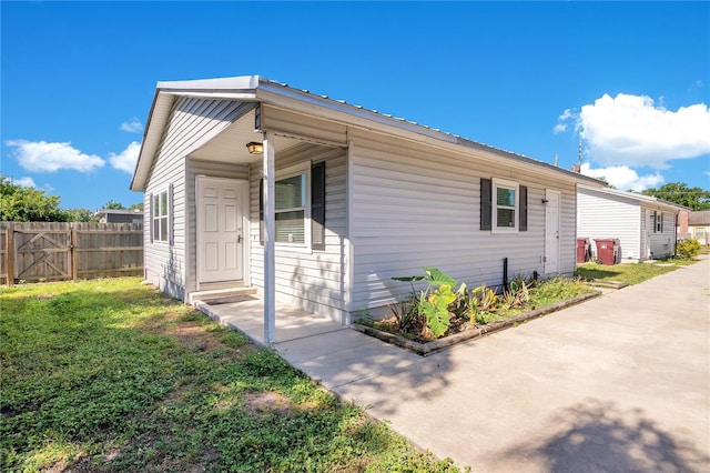 exterior space featuring a front yard