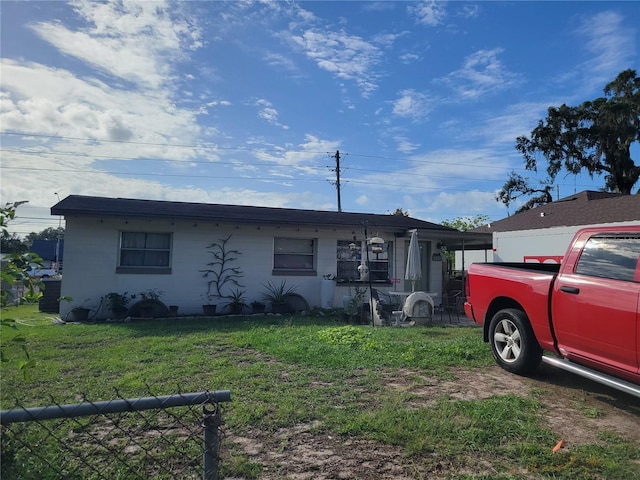 single story home featuring a front yard