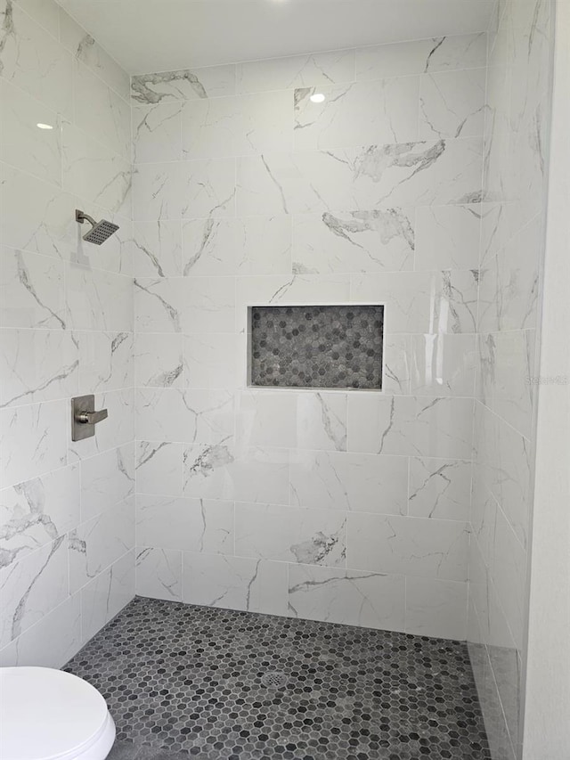 7539 Bernal Dr, Sebring, FL 33872 - bathroom featuring a tile shower and toilet