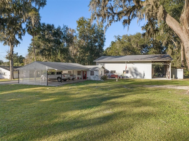 view of front of home featuring a carport and a front yard