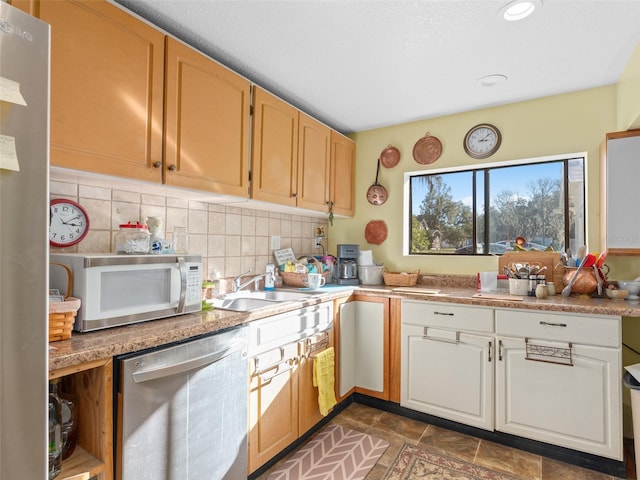 kitchen featuring appliances with stainless steel finishes, recessed lighting, a sink, and backsplash