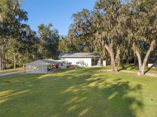 view of front of property featuring an outbuilding and a front yard