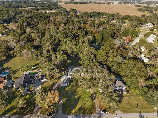 birds eye view of property featuring a forest view