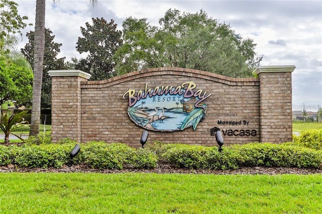 community sign featuring a yard