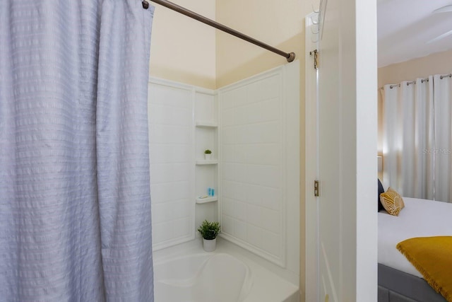 bathroom with shower / tub combo with curtain