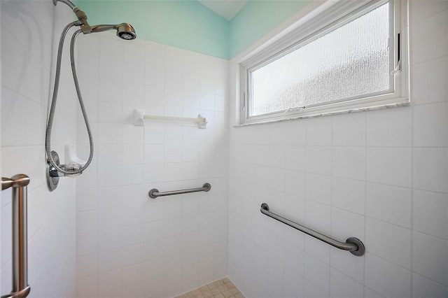 bathroom featuring a tile shower