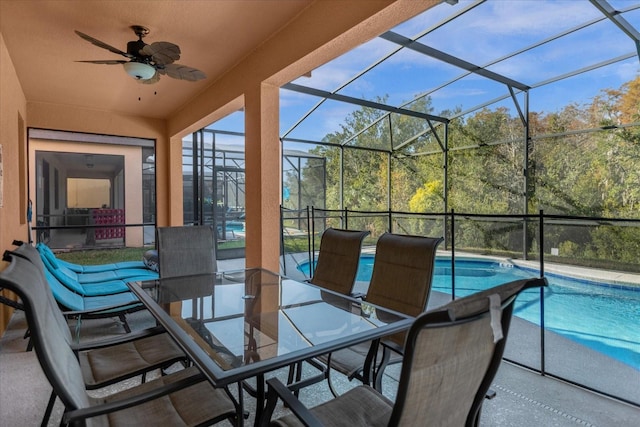 sunroom with ceiling fan