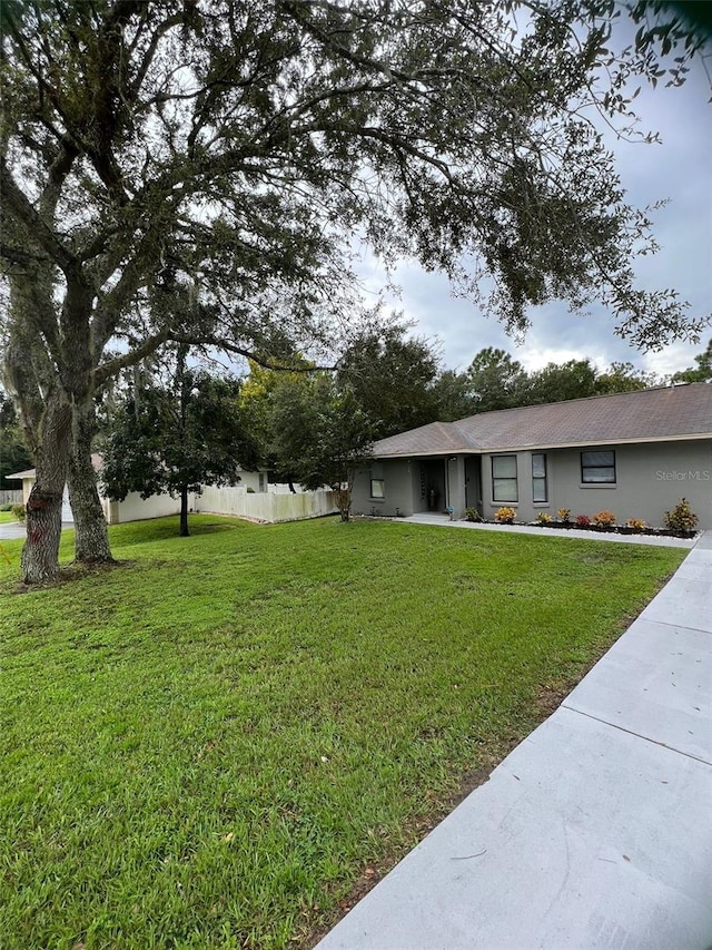 view of front facade featuring a front yard