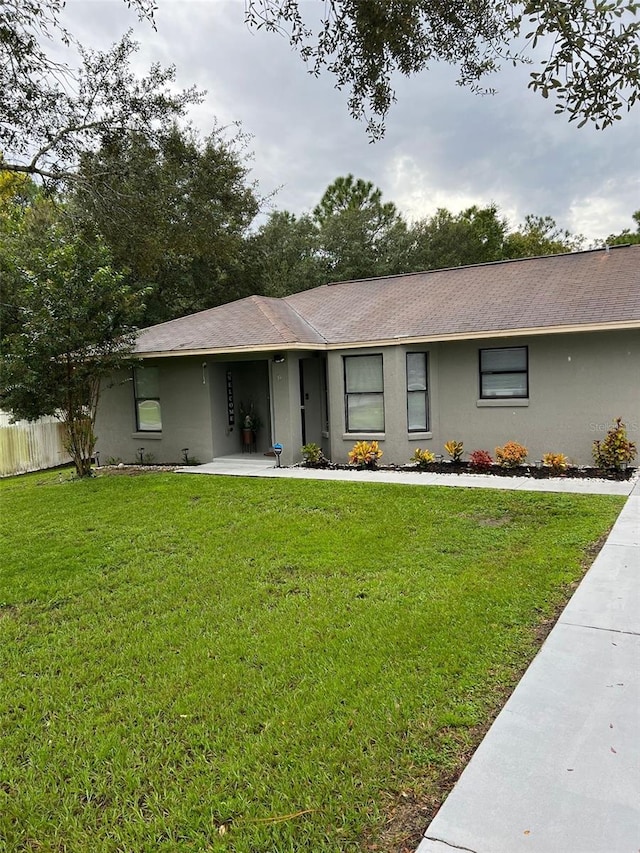 single story home with a front yard