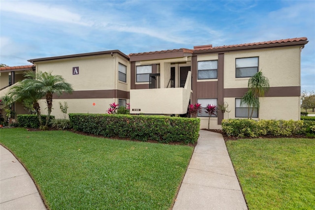 view of front of home featuring a front yard