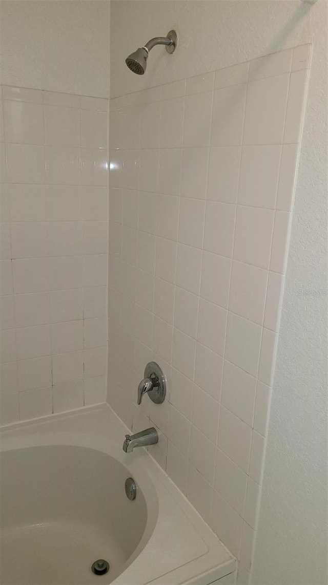 bathroom featuring tiled shower / bath combo