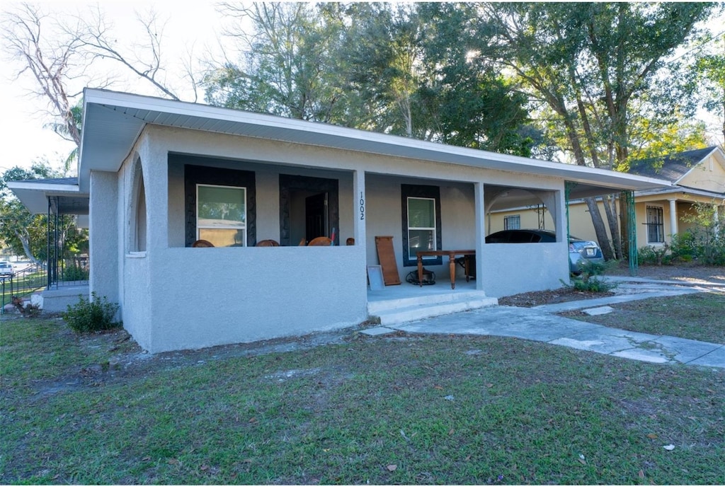 view of front of house with a front lawn