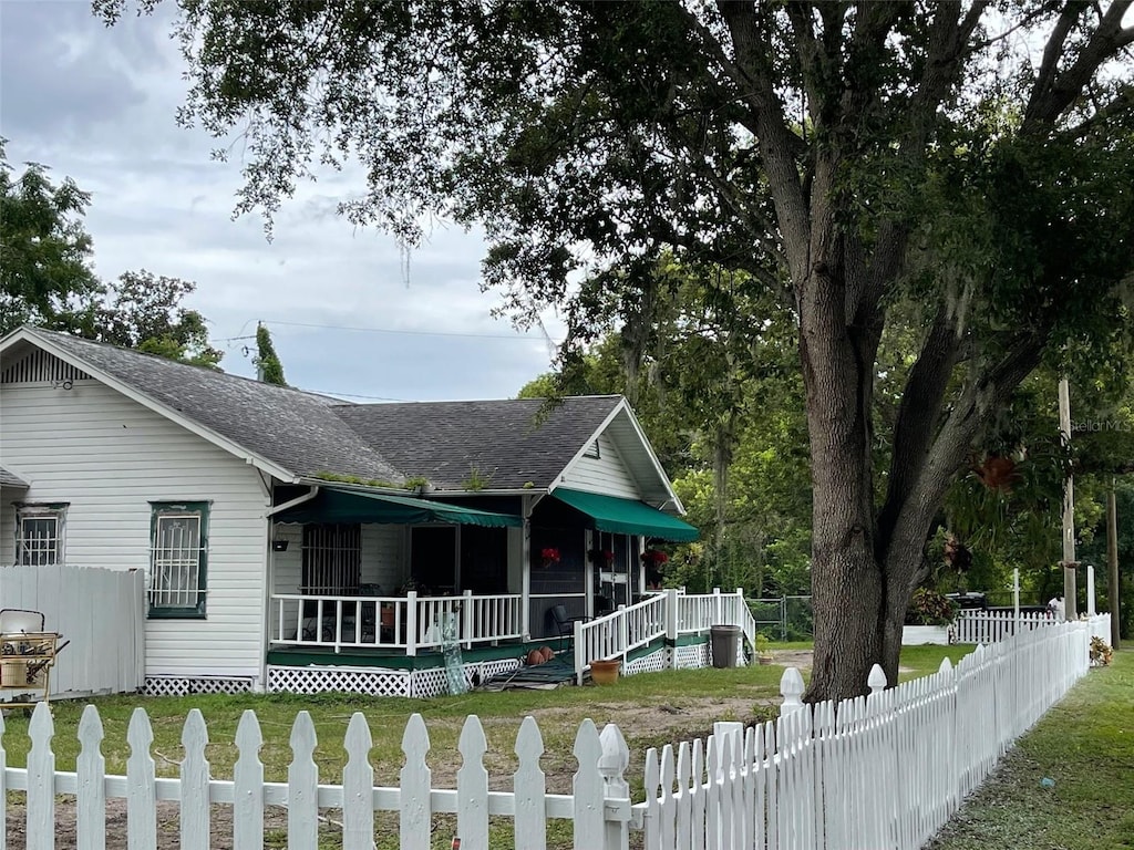 view of front of house featuring a porch and a front lawn