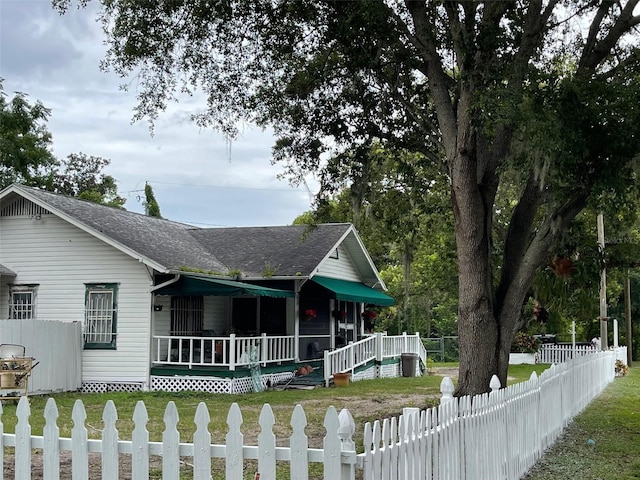 view of front of house featuring a porch and a front lawn