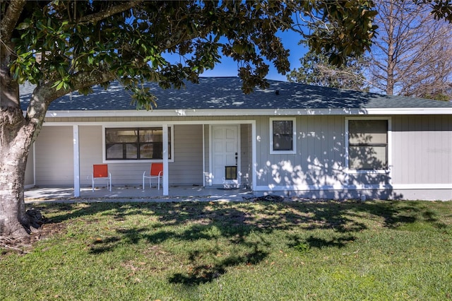 view of front facade with a porch and a front yard