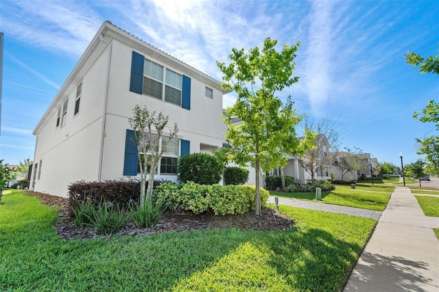 view of front of house featuring a front lawn