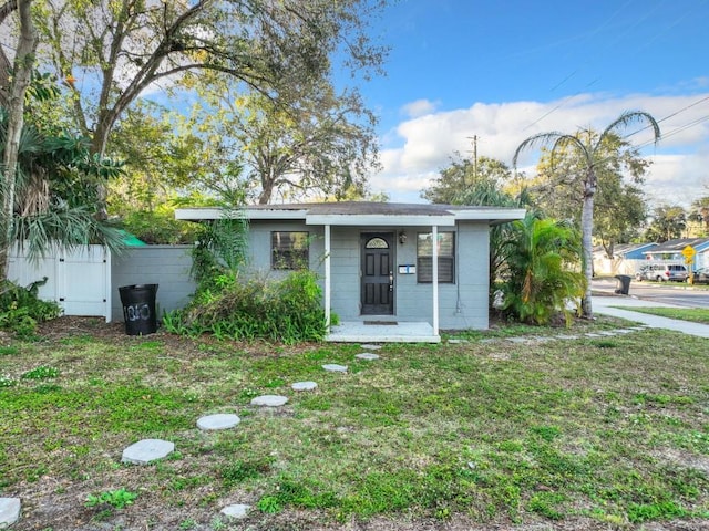 view of front of home featuring a front yard