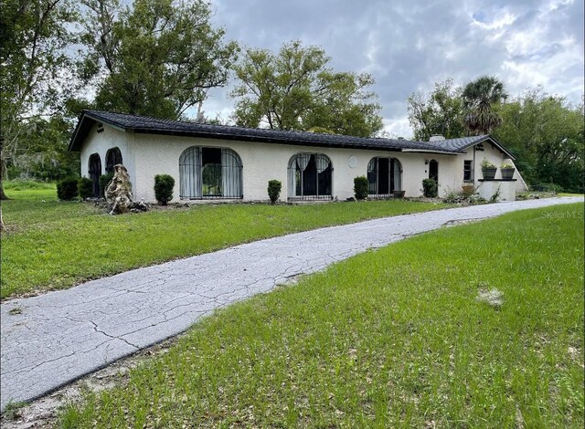 ranch-style house with a front yard