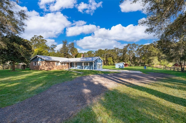 single story home with a front lawn