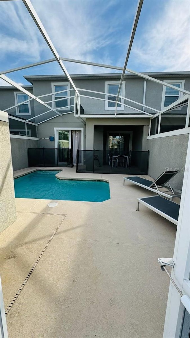 view of swimming pool featuring a patio