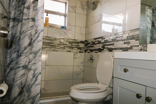 595 Benjamin Franklin Pl, Orlando, FL 32809 - bathroom featuring tile walls, toilet, vanity, and a shower with shower curtain
