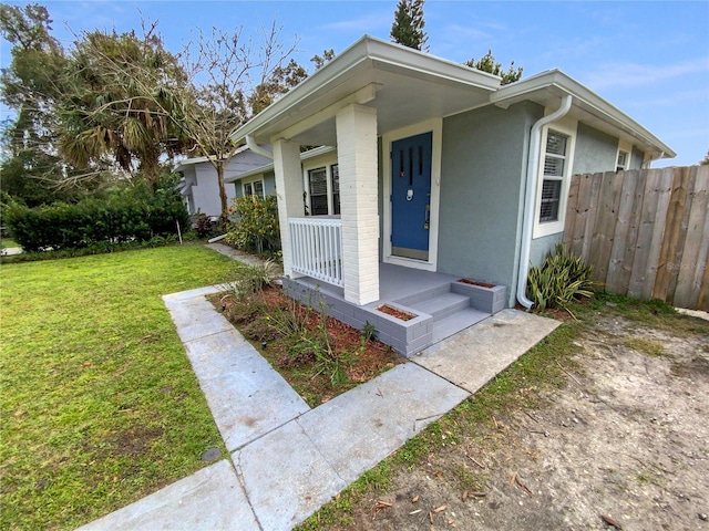 view of front of property featuring a porch and a front yard