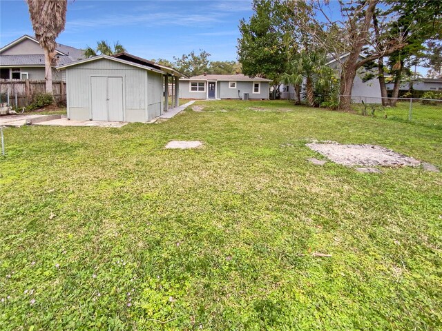 view of yard featuring a storage shed