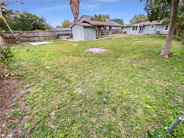 view of yard featuring a shed