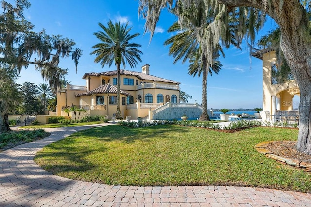 view of front facade featuring a front lawn