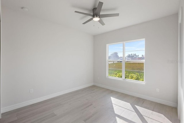 empty room featuring light hardwood / wood-style floors and ceiling fan