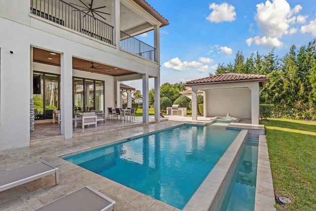 view of swimming pool featuring a patio area, an outdoor living space, and ceiling fan