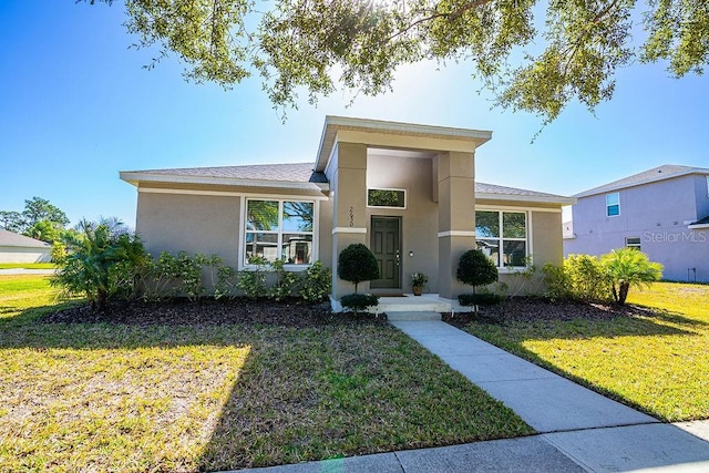 view of front of house featuring a front lawn