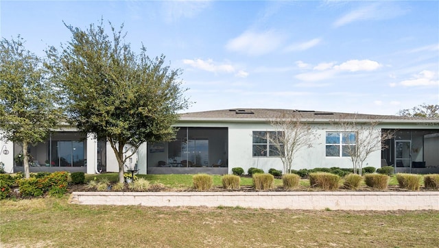 view of front of home featuring a front yard