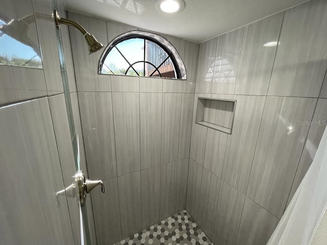 bathroom featuring a tile shower