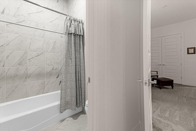 bathroom featuring toilet and shower / tub combo