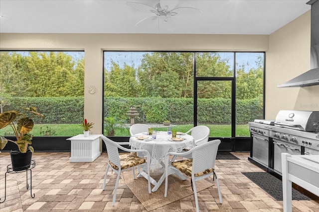 sunroom with ceiling fan