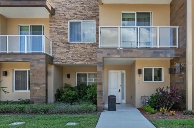 view of front of property featuring a balcony