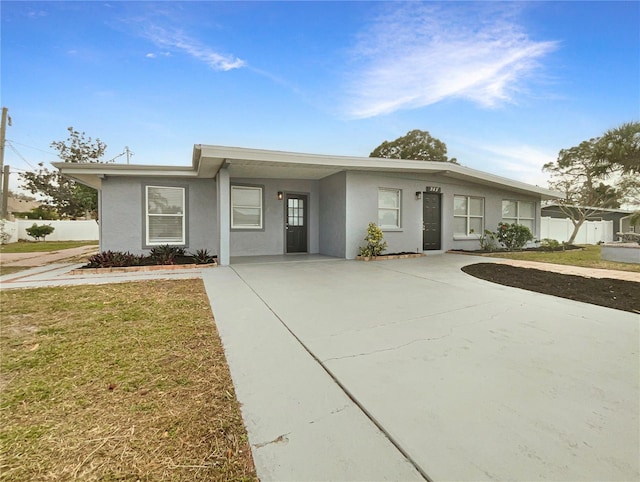 single story home with a front yard