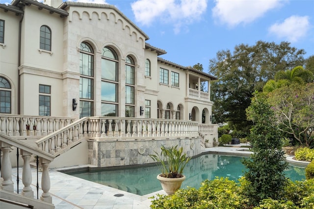 view of swimming pool