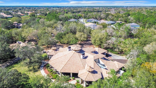 birds eye view of property featuring a forest view