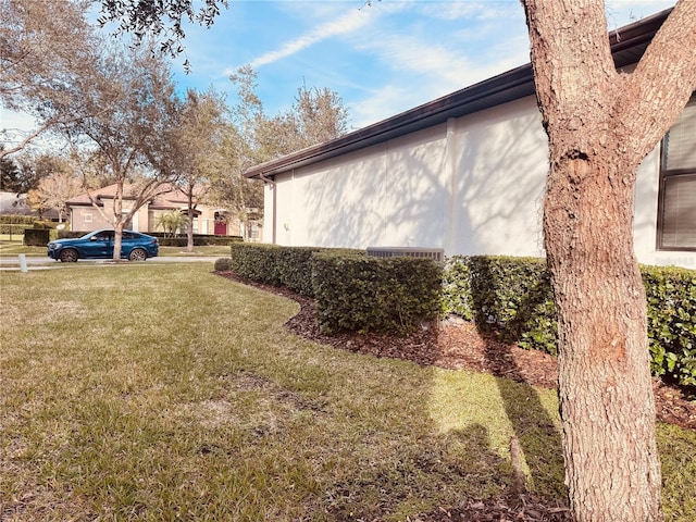 view of side of property featuring a lawn