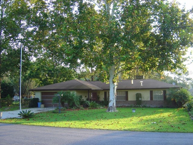 view of front facade featuring a front lawn