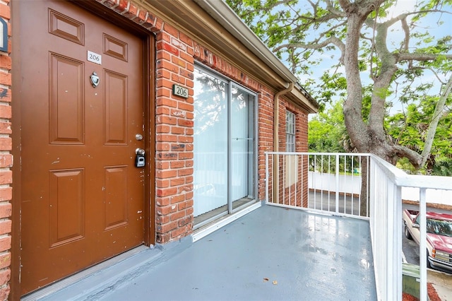 property entrance featuring a balcony