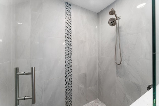 bathroom featuring tiled shower