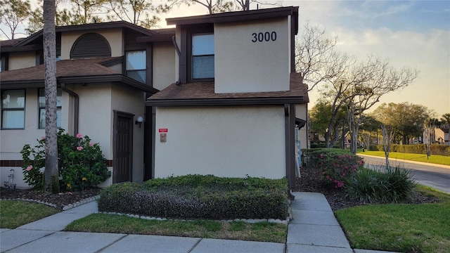 view of front of home featuring a lawn