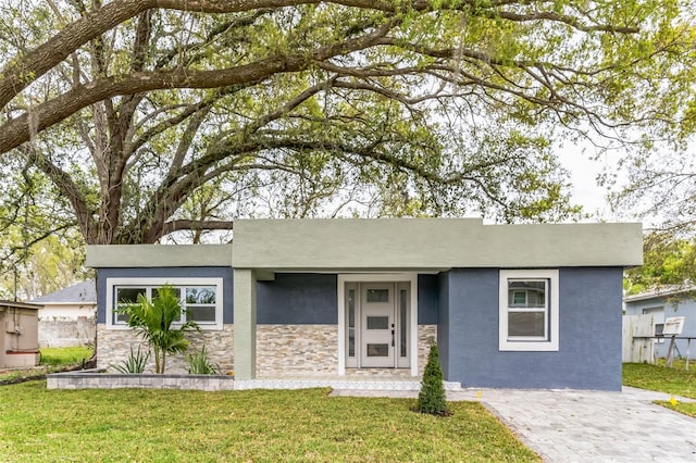 view of front of home with a front lawn