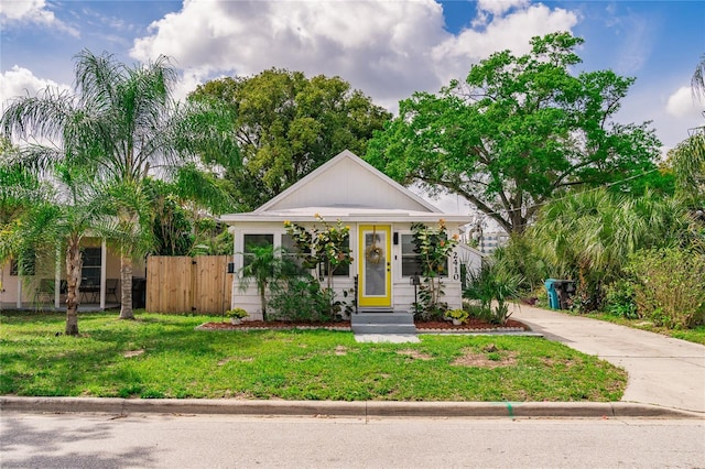 view of front of property featuring a front lawn